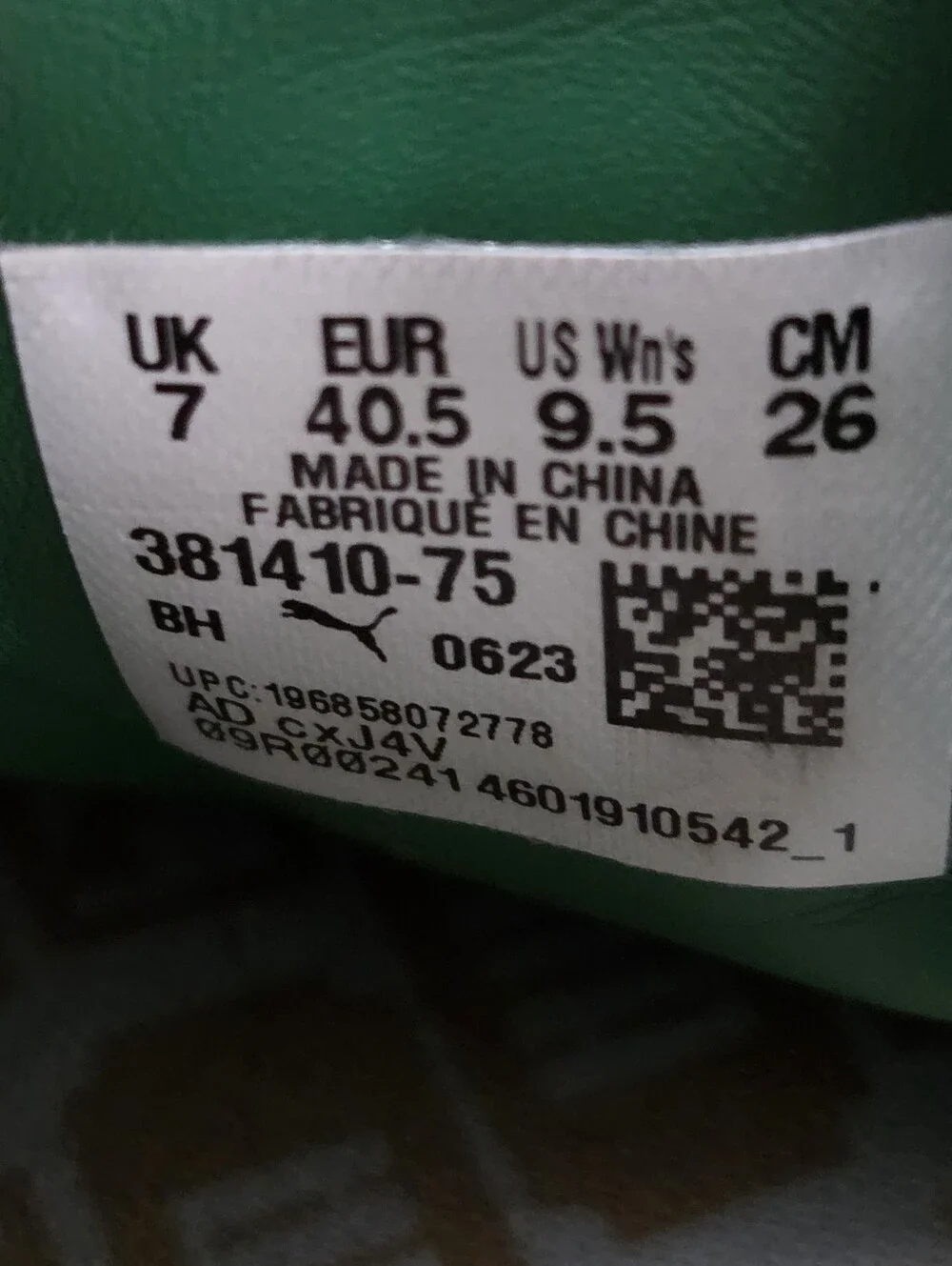Womans Puma Suede Classic Sneakers in Green and White 9.5 M
